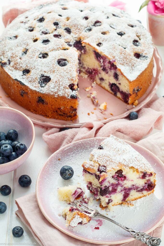 Saftiger Heidelbeerkuchen mit Joghurt - emmikochteinfach