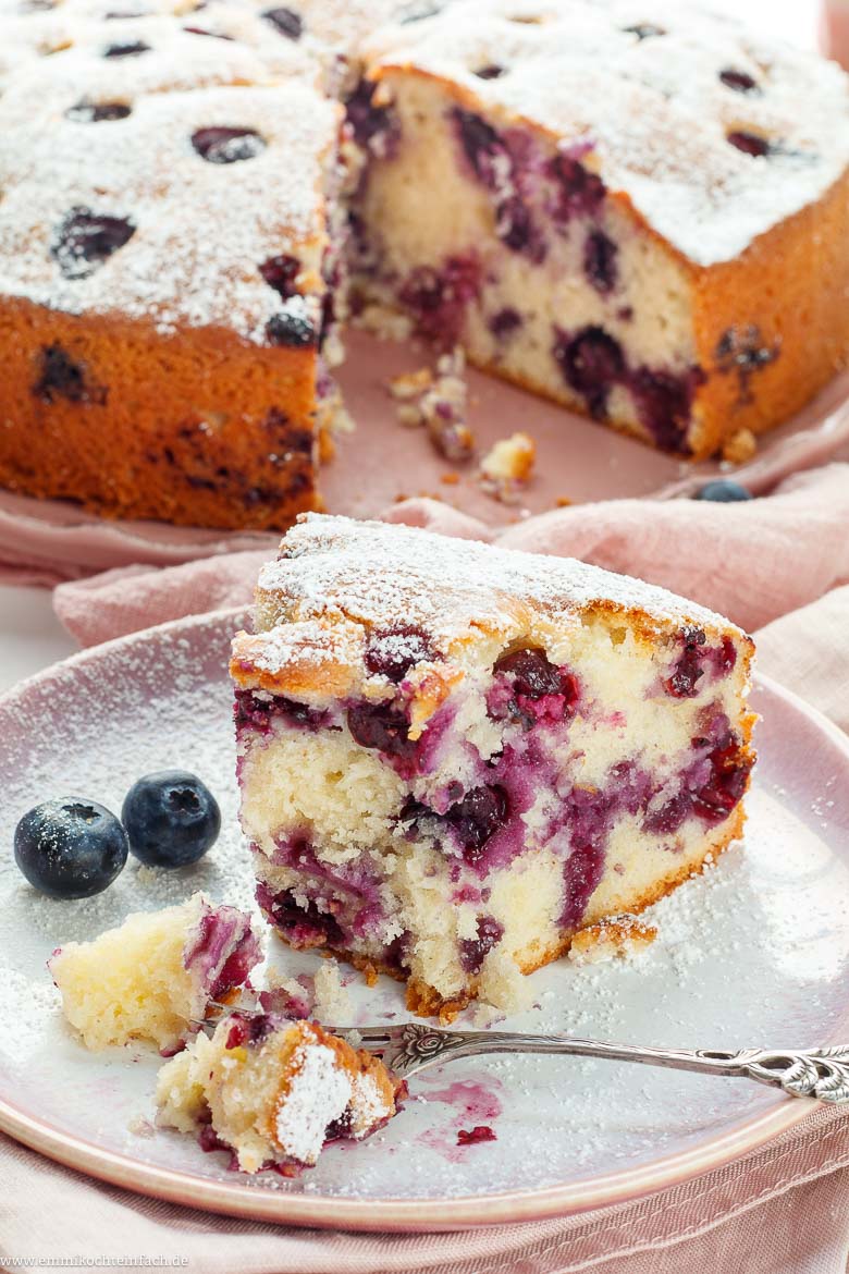 Saftiger Heidelbeerkuchen mit Joghurt - emmikochteinfach