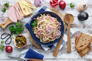 Wurst Salat mit Käse