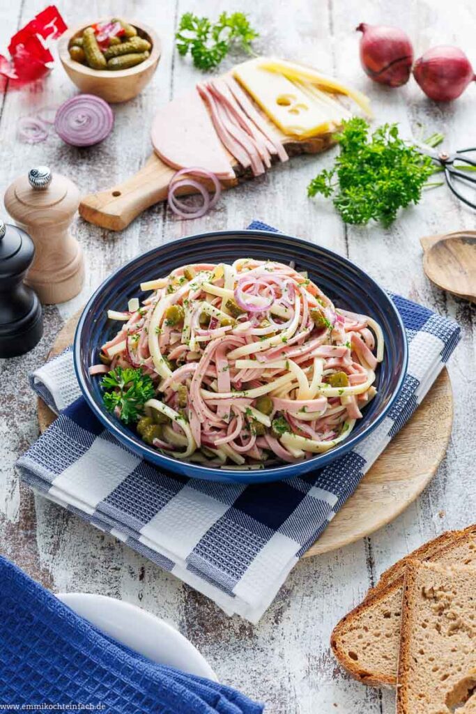 Schweizer Wurstsalat mit Käse und Gürkchen - emmikochteinfach