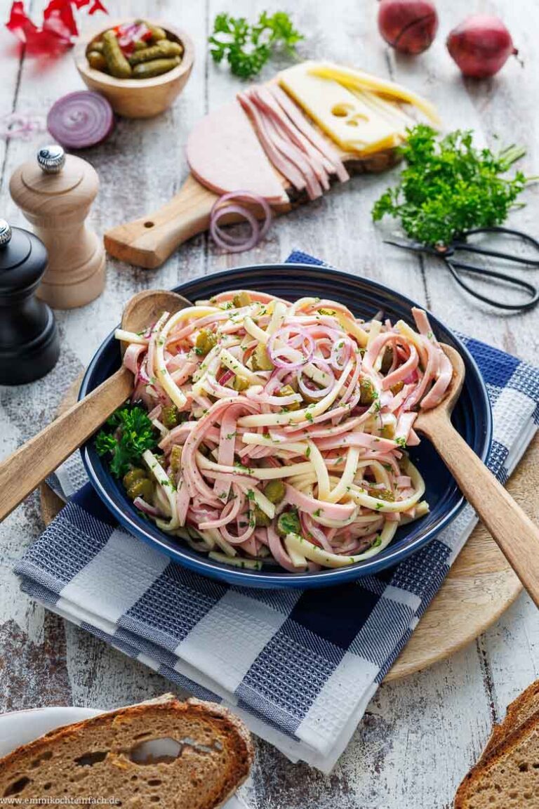 Schweizer Wurstsalat mit Käse und Gürkchen - emmikochteinfach