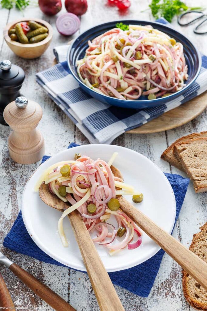 Schweizer Wurstsalat mit Käse und Gürkchen - emmikochteinfach