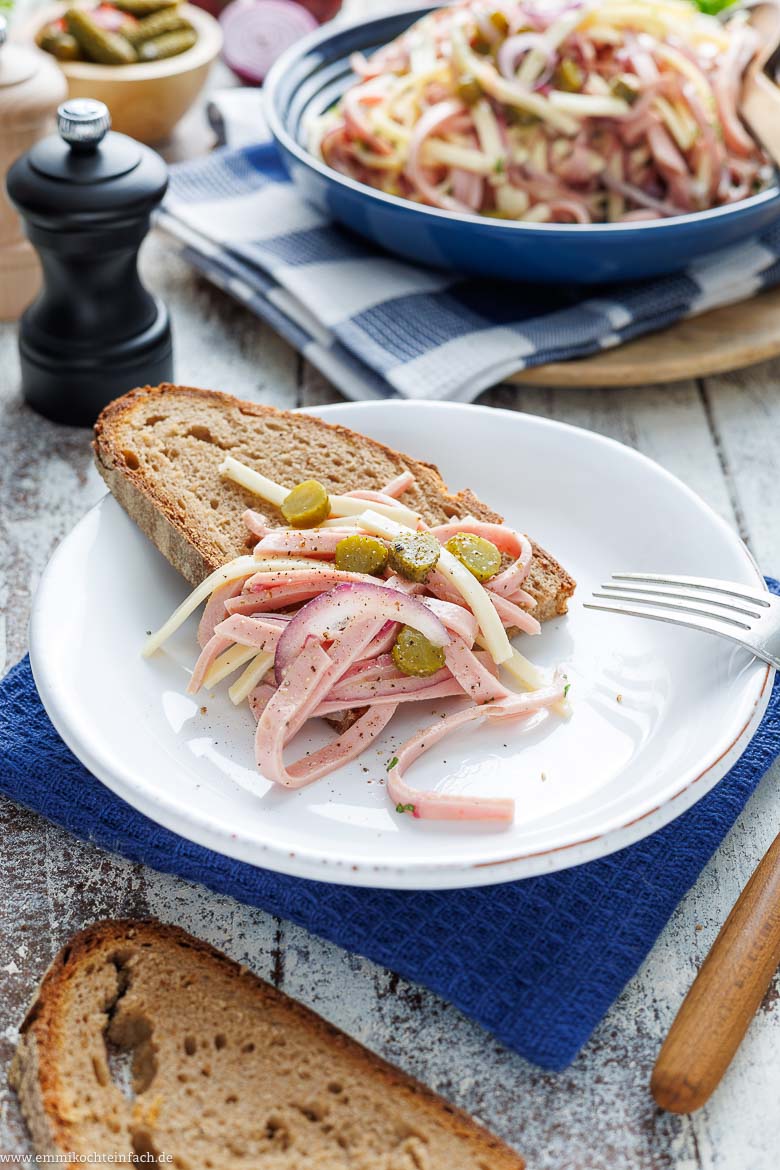 Schweizer Wurstsalat mit Käse und Gürkchen - emmikochteinfach