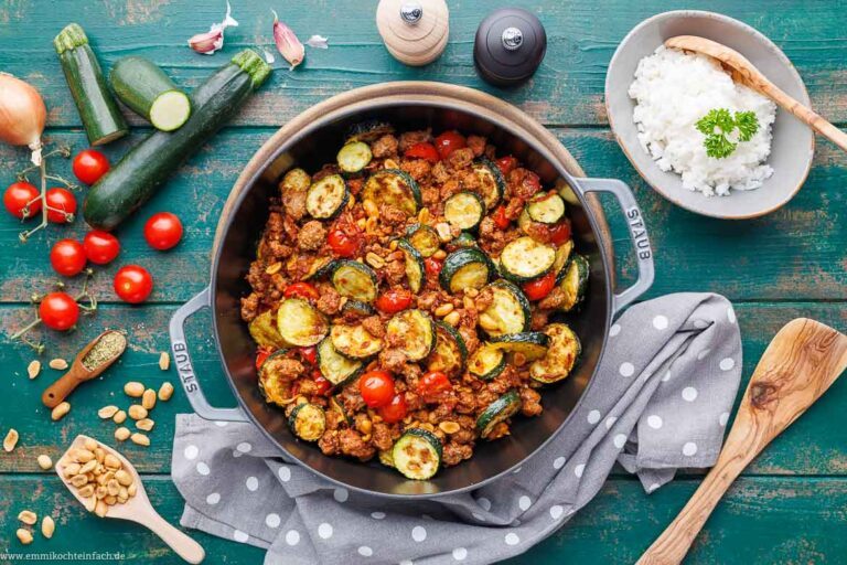 Zucchini Pfanne mit Hackfleisch - emmikochteinfach