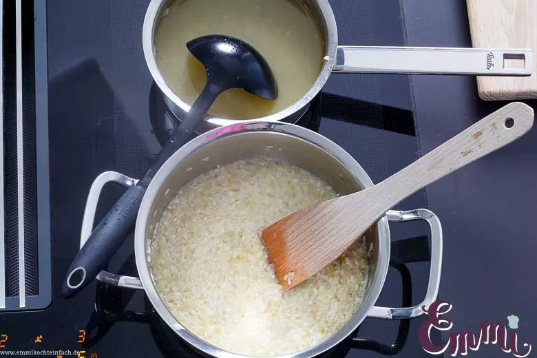 Risottoreis im Topf rühren