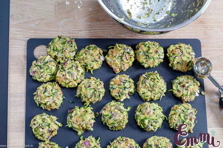 Zucchinipuffer Masse portionieren