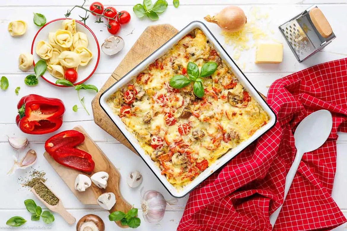 Rezept für Tortellini-Auflauf mit Schinken und Gemüse
