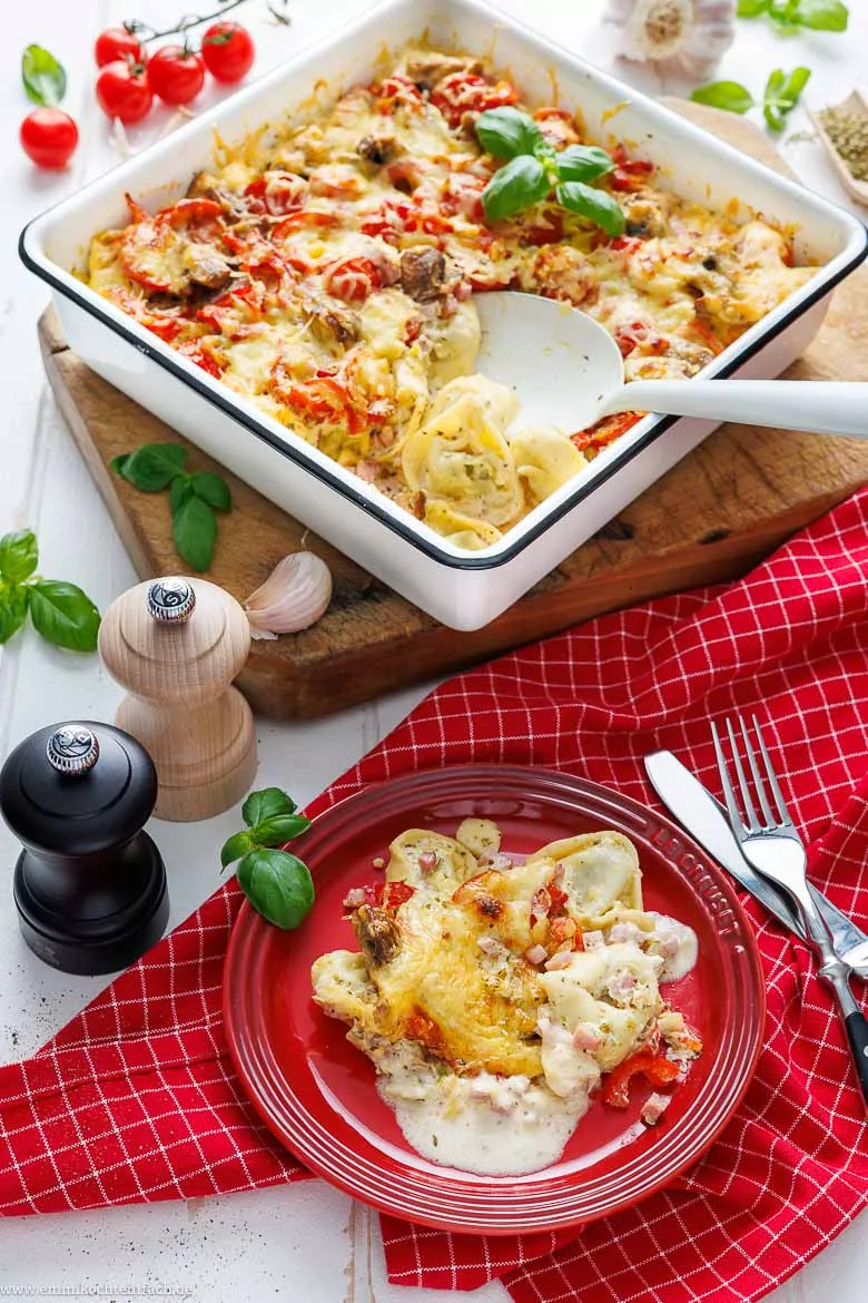 Überbackene Tortellini mit Schinken und Gemüse