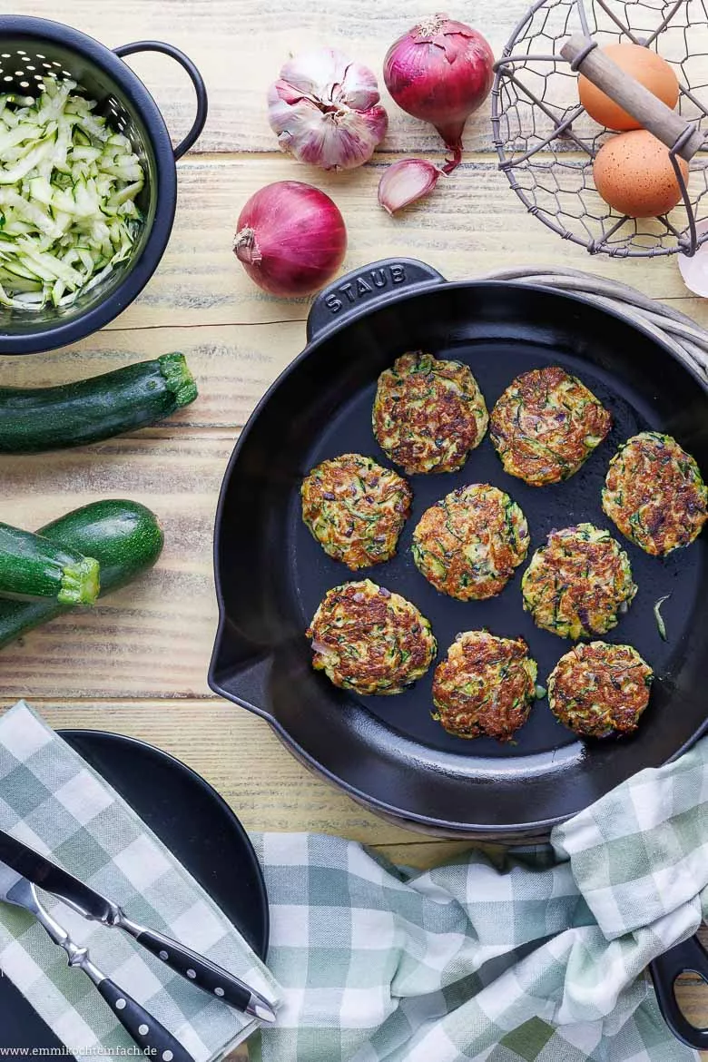 Zucchinipuffer in der Pfanne