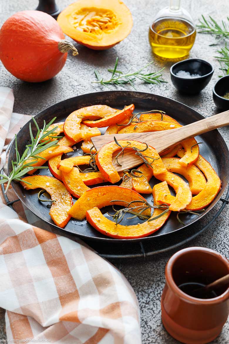 Hokkaido auf dem Backblech mit einer würzigen Marinade