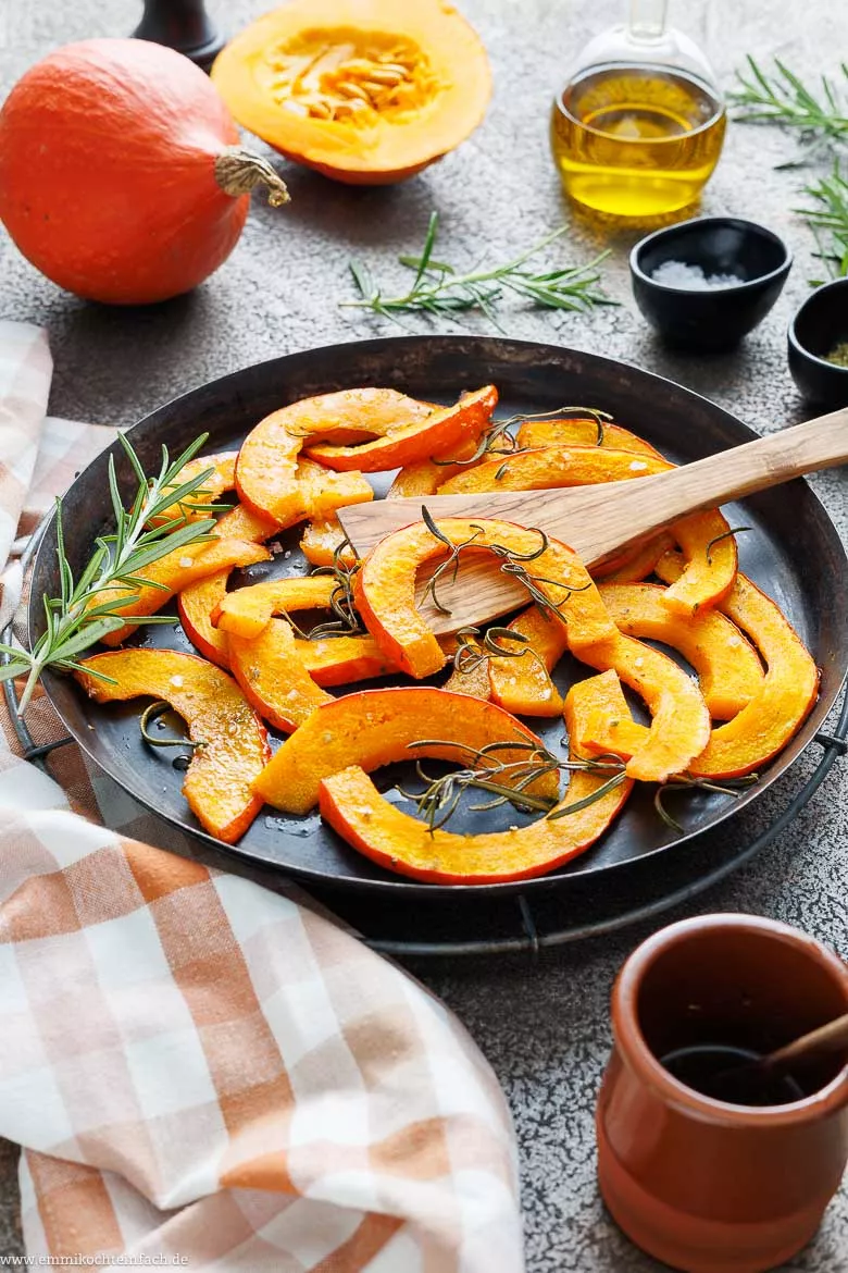 Hokkaido auf dem Backblech mit einer würzigen Marinade