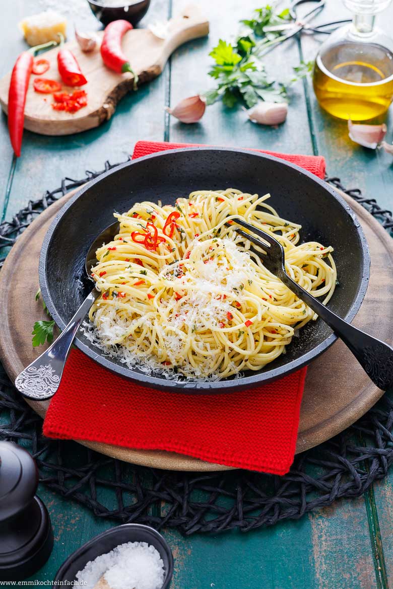 Aglio-e-olio-Rezept mit Parmesan serviert