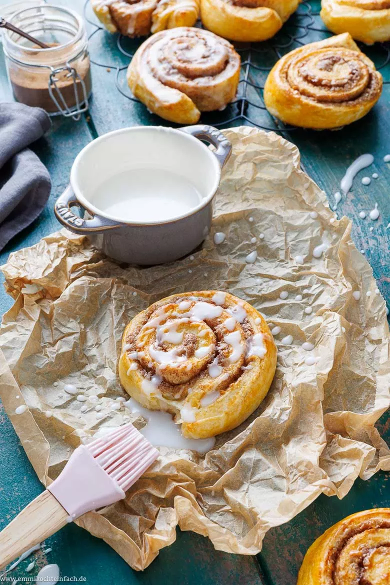 Der Zuckerguss für das süße Hefegebäck