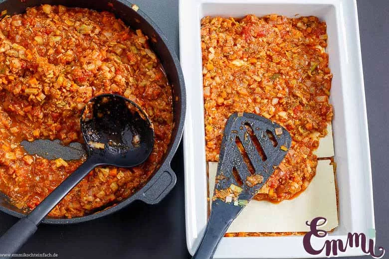Die Gemüselasagne schichten