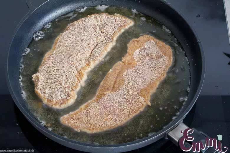 Schnitzelfleisch in der Pfanne