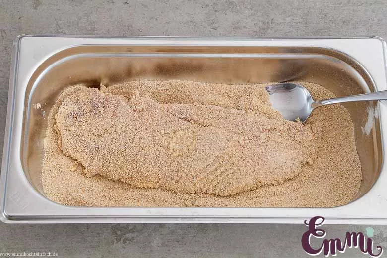 Schnitzelfleisch in Paniermehl