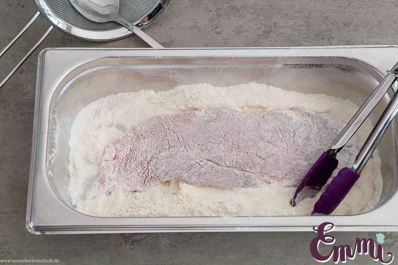 Schnitzelfleisch im Mehl
