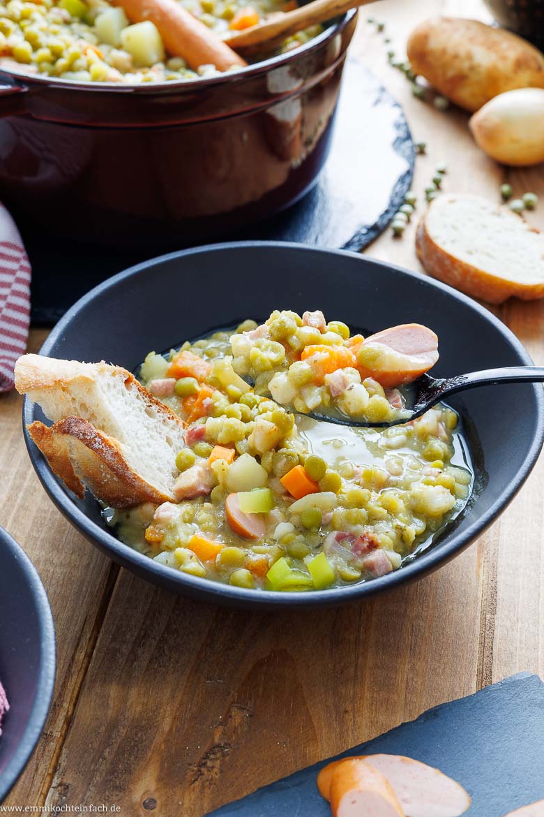 Erbsensuppe mit Würstchen ist wunderbar deftig
