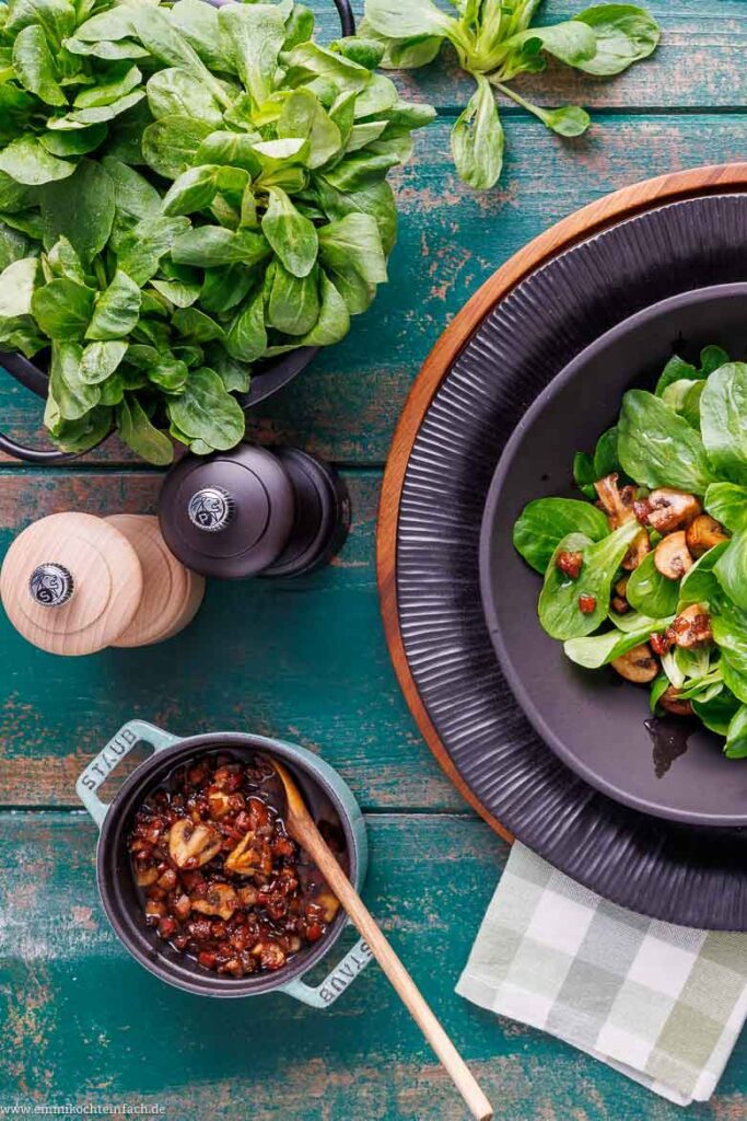 Feldsalat mit Speck und Champignons