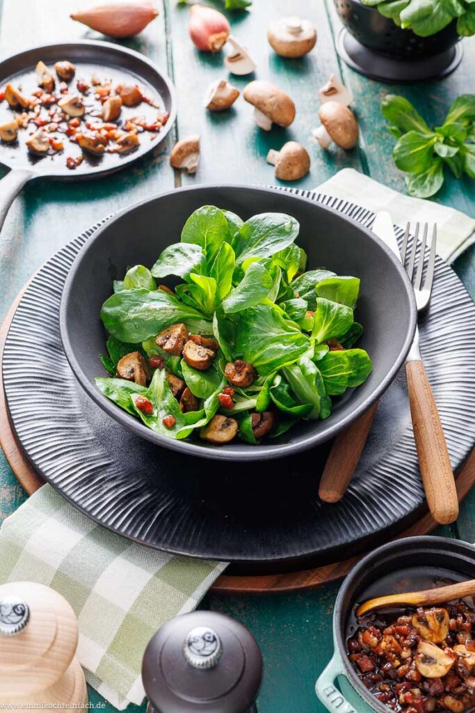 Feldsalat mit Speck und Champignons - emmikochteinfach