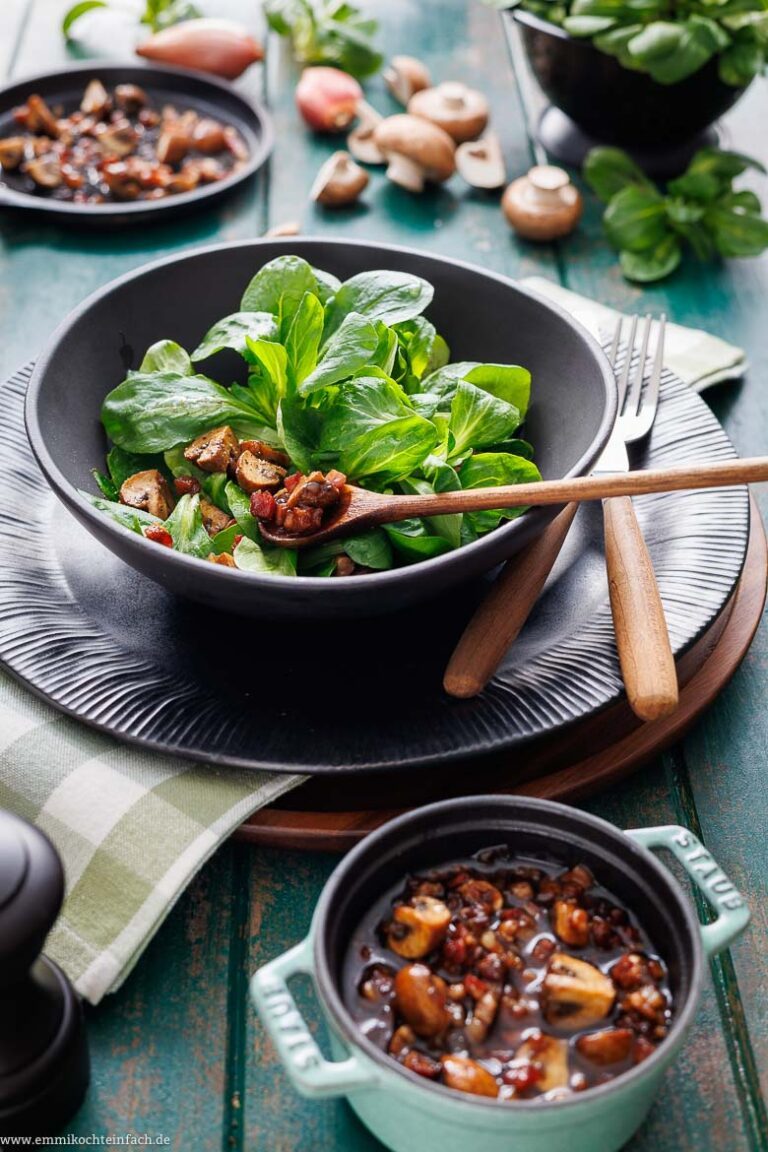 Feldsalat mit Speck und Champignons - emmikochteinfach