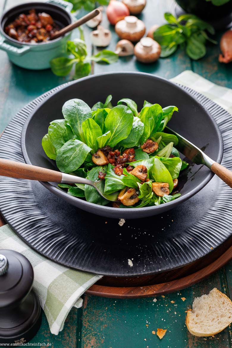 Feldsalat mit Speck und Champignons