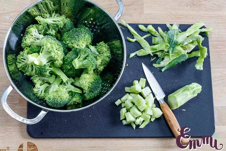 Brokkoli schneiden für das Brokkolisuppe Rezept