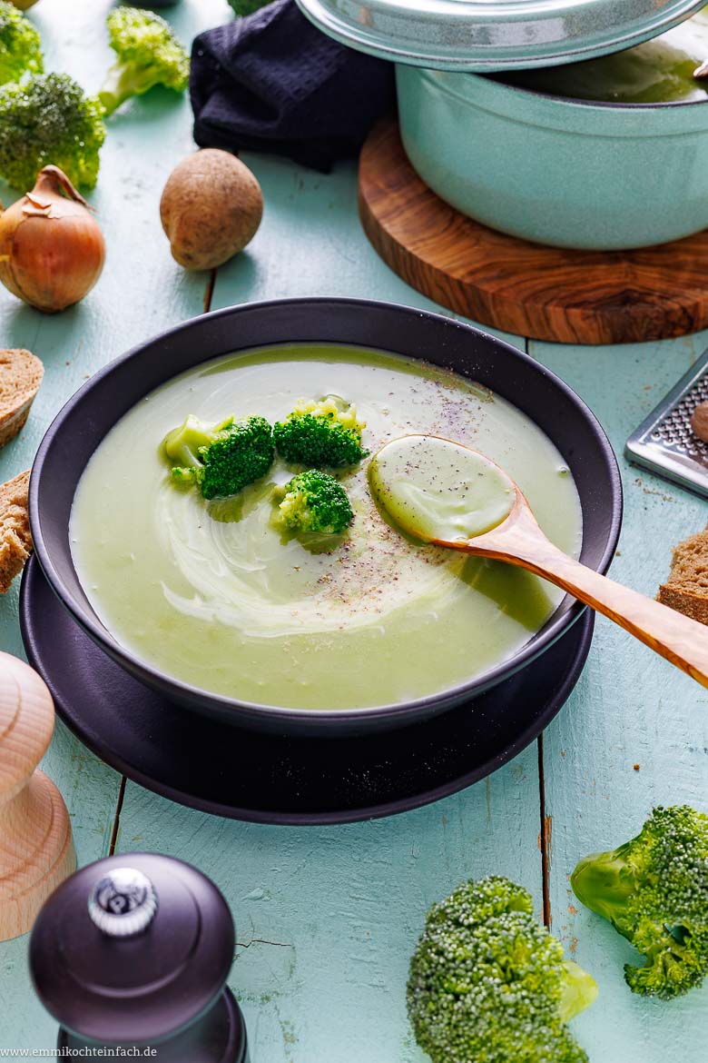 Brokkoli Suppe - einfach &amp; schnell - emmikochteinfach