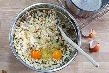 Serviettenknödel Zutaten verrühren