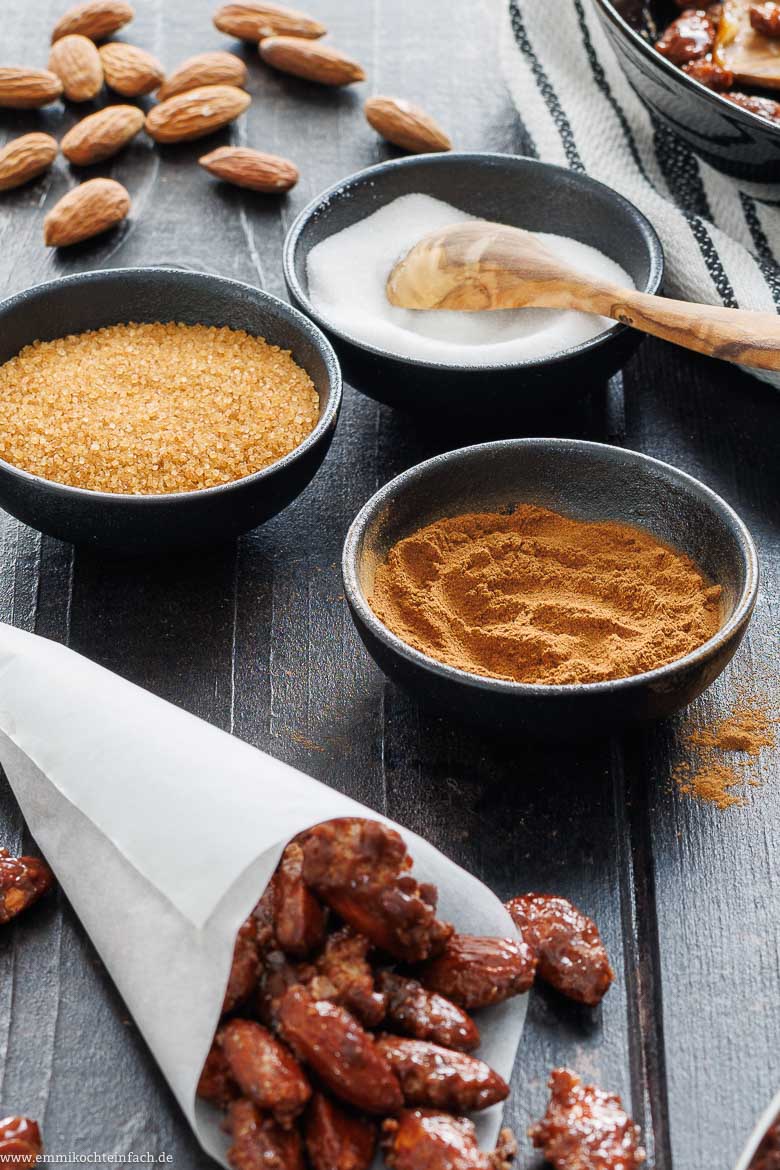 Gebrannte Mandeln Zutaten: Weißer, brauner Zucker und Zimt
