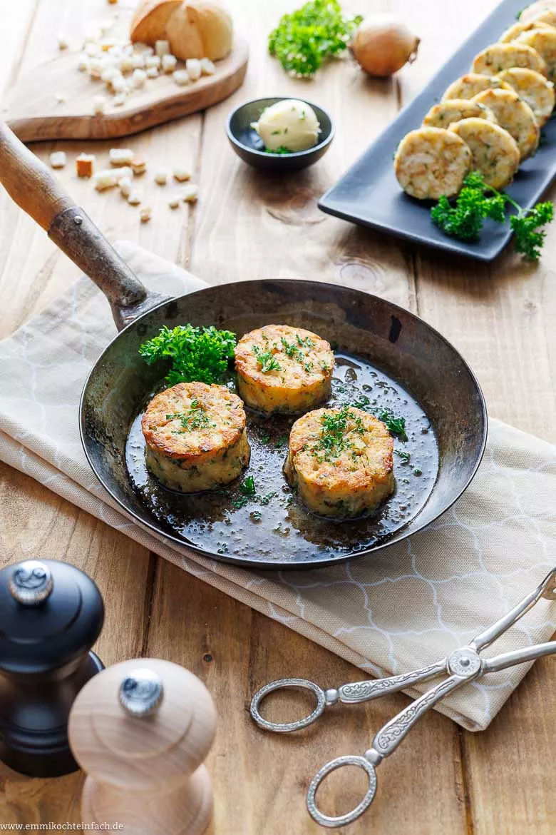 Die geschnittenen Knödel in der Pfanne anbraten.