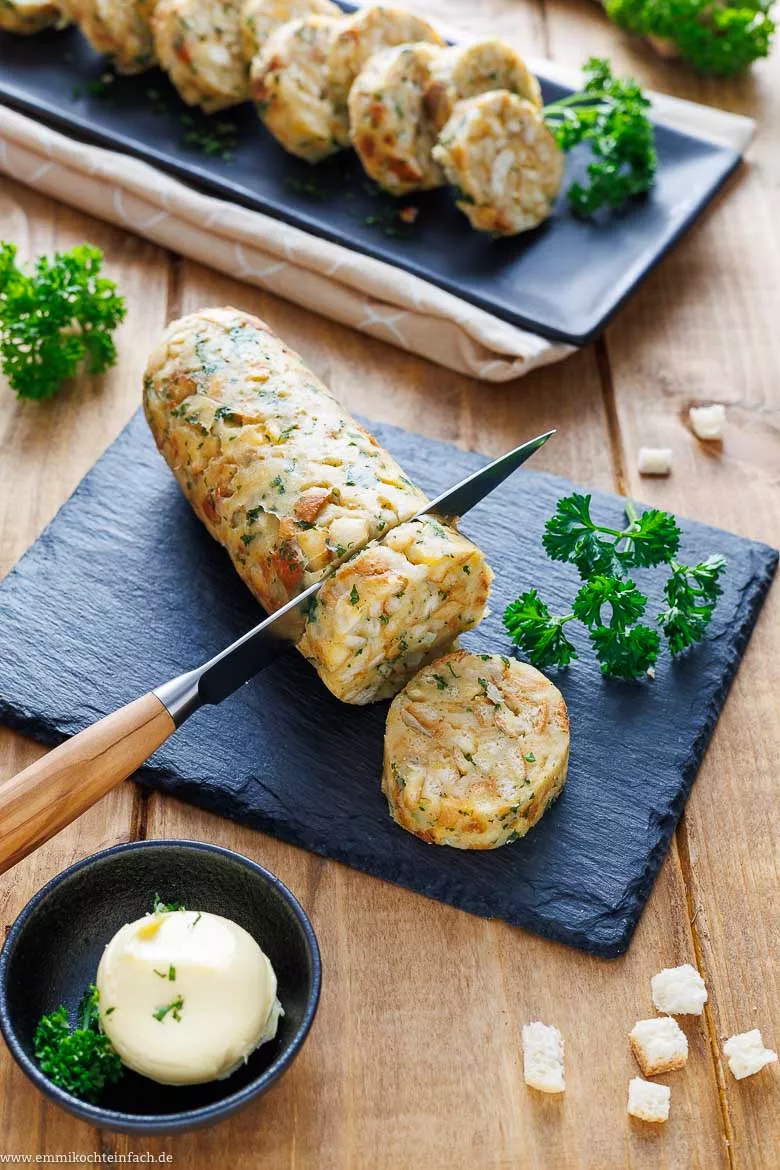 Den gerollten Knödel-Klassiker schneidet man in Scheiben.