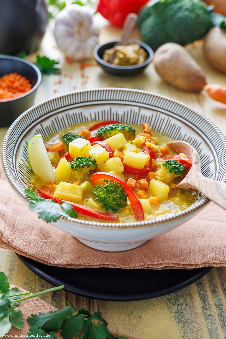 Gelbes Gemüsecurry mit Kokosmilch und buntem Gemüse in einer Schüssel serviert