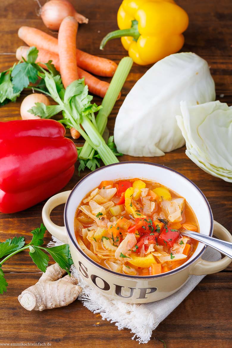 Die Suppe mit Weißkohl und viel Gemüse