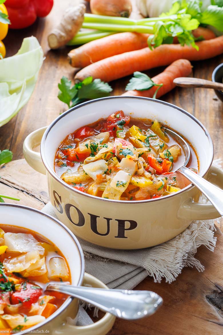 Kohlsuppe mit Gemüse