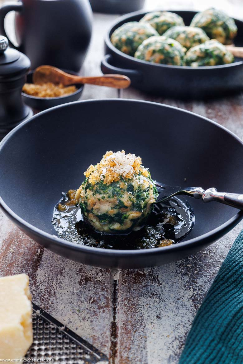 Knödel mit Spinat auf dem Teller