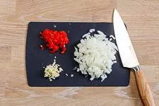 Gemüse vorbereiten für die Reispfanne