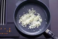 Würstchengulasch Zwiebel dünsten
