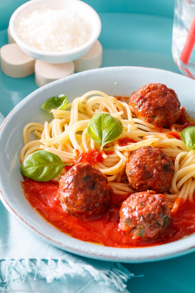 Hackbällchen in Tomatensoße - emmikochteinfach