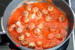 Hackbällchen in Tomatensoße