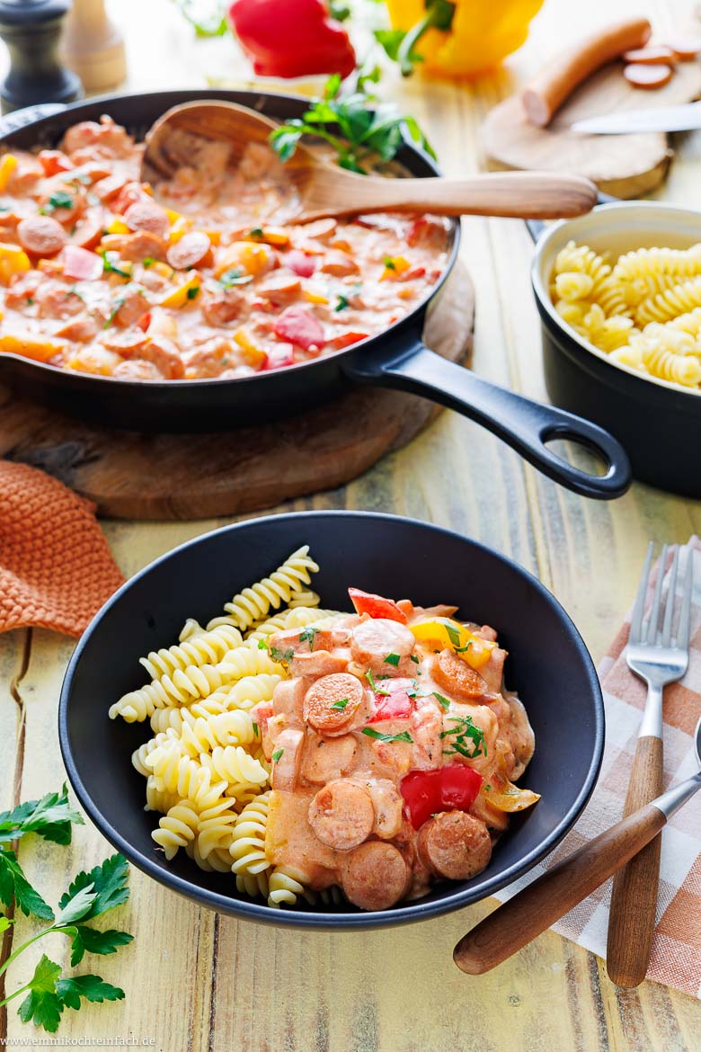 Würstchengulasch mit Nudeln