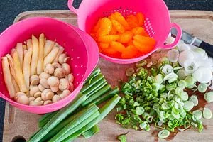 Spargelspitzen, Champignons und Mandarinen abtropfen lassen, Frühlingszwiebeln schneiden.