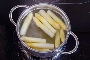 Spargel kochen.