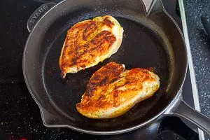Hähnchenbrustfilet anbraten.
