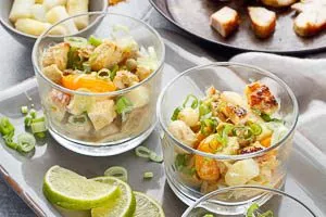Geflügelsalat servieren.