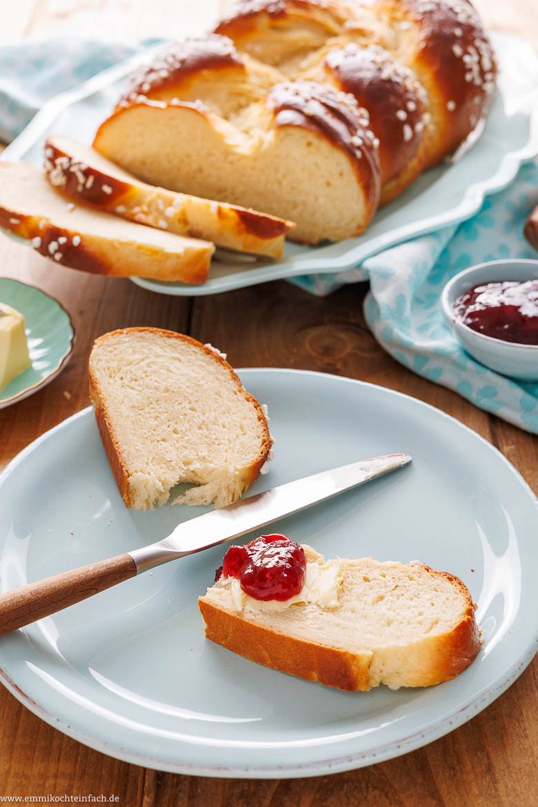 Hefezopf mit Butter und Marmelade