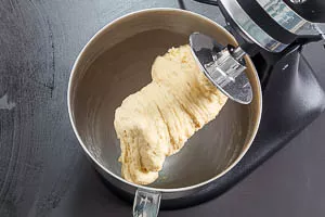 Hefezopf Teig kneten