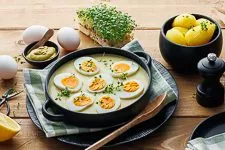 Senfeier mit Kartoffeln