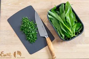 Frischen Bärlauch waschen und hacken