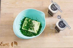 Bärlauch zur Butter hinzugeben